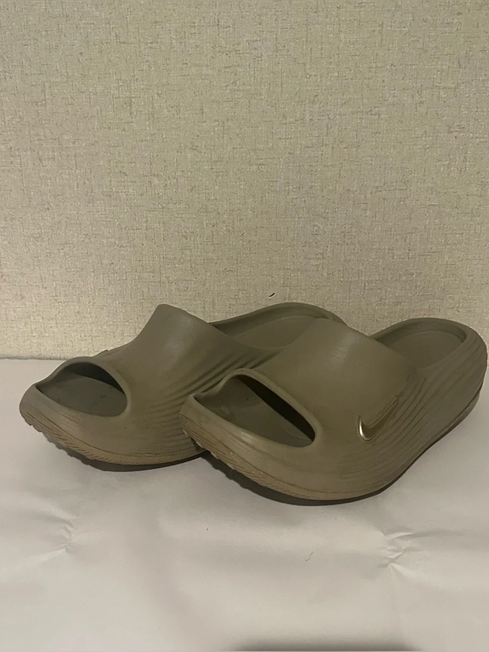 Nike Men’s 11 Beige React8 Rejuven8 Slip-On Slide Sandals